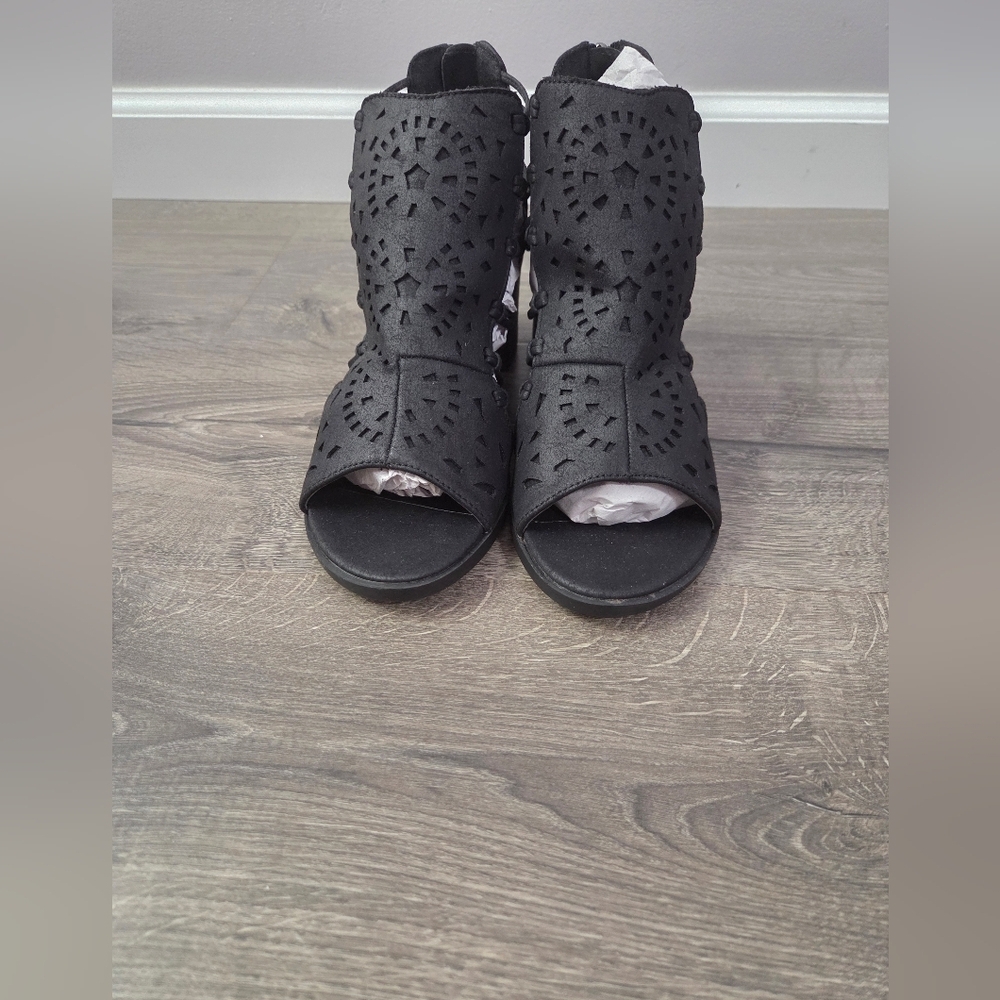 Women's heel sandals size 6.5 by Michael Antonio NEW